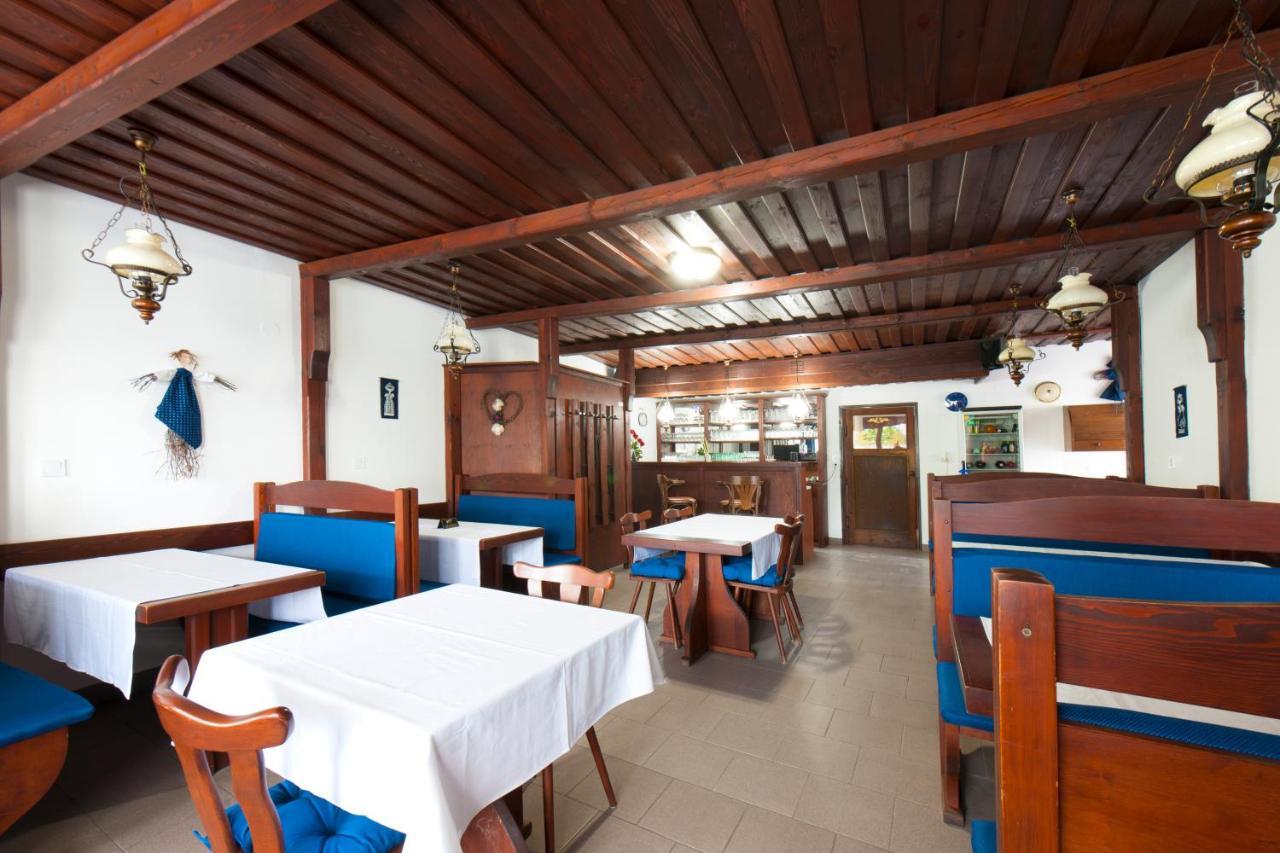 Penzion Posada Hotel Podivin Ngoại thất bức ảnh